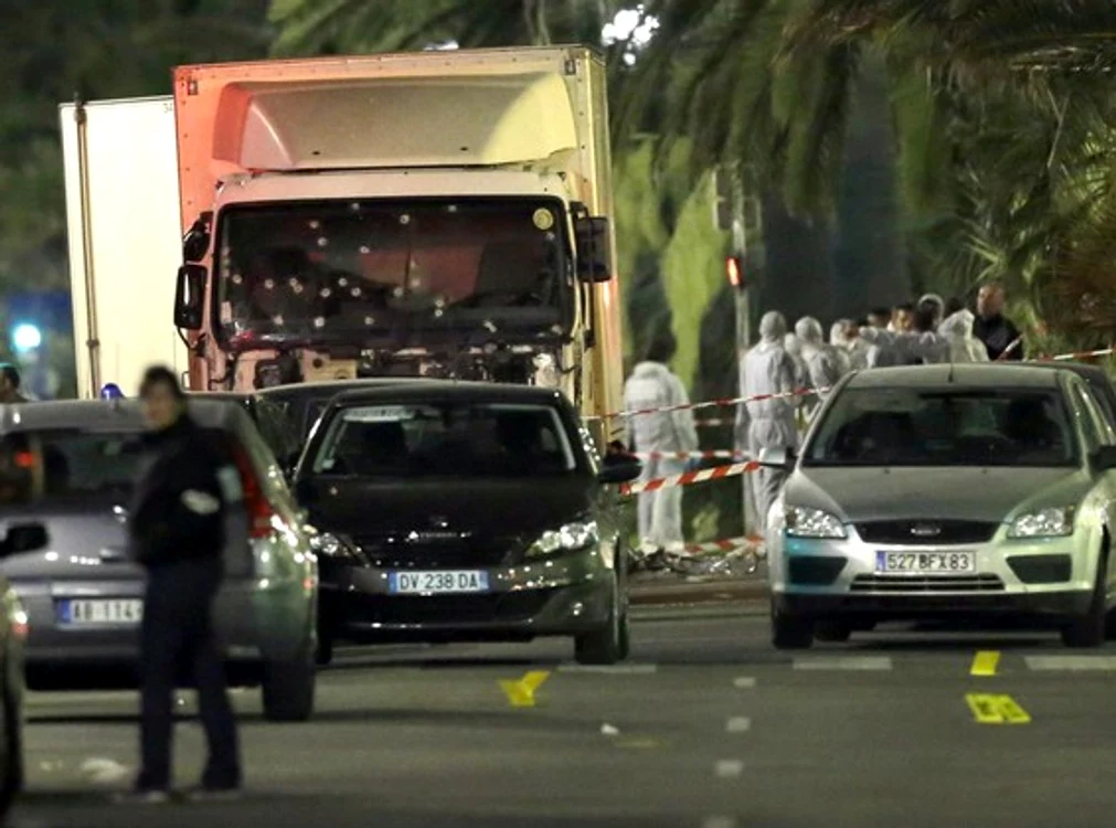 Atentat la Nisa: camionul alb a mers aproximativ 2 kilometri prin mulţimea adunată la spectacolul de Ziua Naţională foto: AP