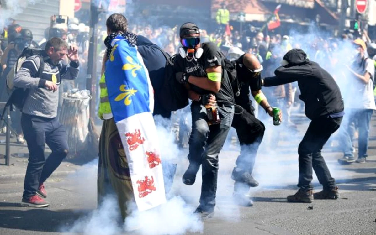 Veste galbene sunt atacate de poliţie cu gaze lacrimogene în timpul unui protest în cartierul Bercy la Paris Franţa FOTO Guliver / Getty Images / Jeff J Mitchell (arhiva)