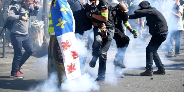 Veste galbene sunt atacate de poliţie cu gaze lacrimogene în timpul unui protest în cartierul Bercy la Paris Franţa FOTO Guliver / Getty Images / Jeff J Mitchell