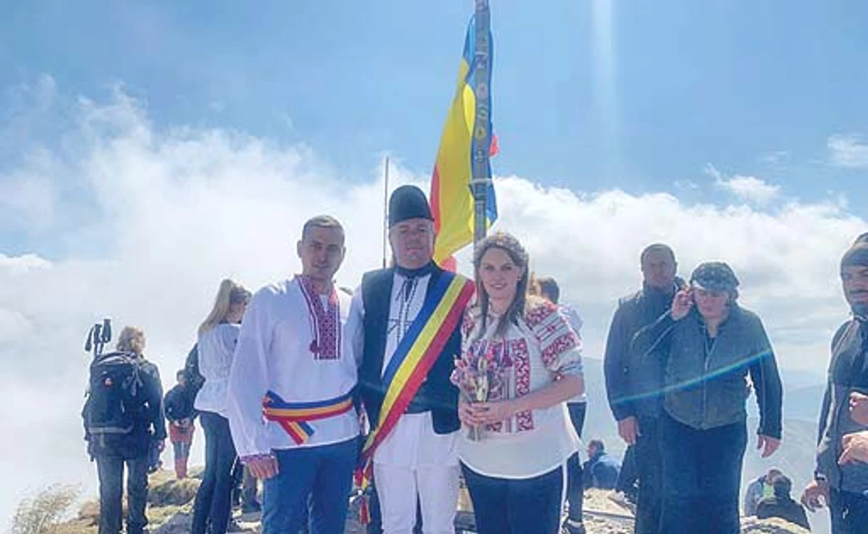 
    Invitaţii au încins  o horă printre nori  