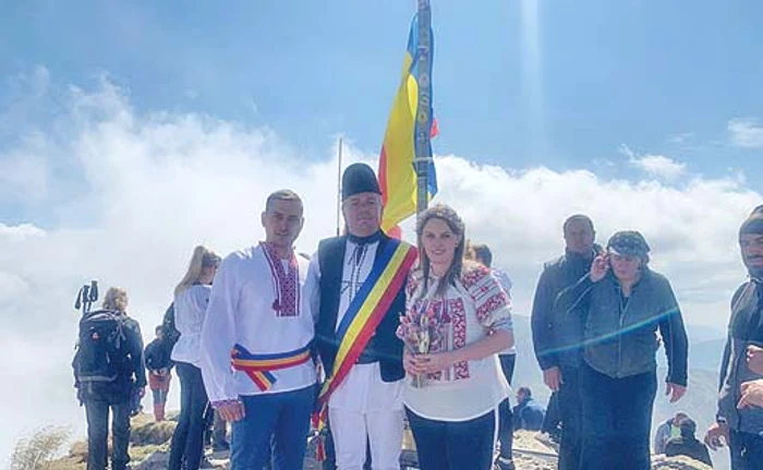 
    Invitaţii au încins  o horă printre nori  