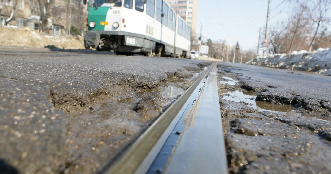 Traseele tramvaielor din Ploieşti aşteaptă de câţiva ani reparaţii capitale. FOTO Adevărul Ploieşti