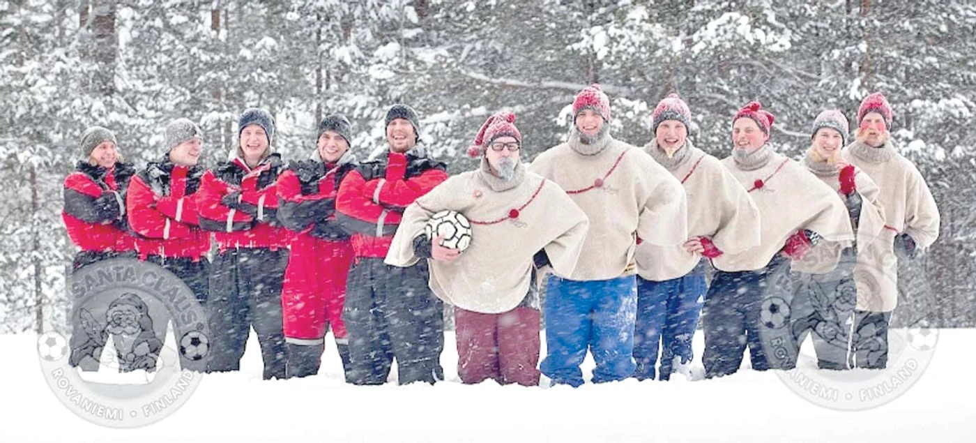 Jucătorii de la FC Santa Claus, după salvarea de la retrogradare