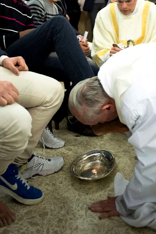 Papa Francisc a spălat şi a sărutat picioarele unor deţinuţi, pentru prima dată în istoria Vaticanului. (Foto: Reuters)