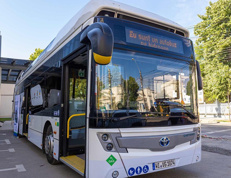 Un autobuz super-tehnologizat, alimentat cu hidrogen, testat și prezentat în două orașe din România