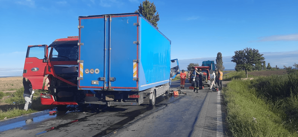Trei autoutilitare implicate într-un accident în  județul Galați: doi șoferi au fost răniți 
