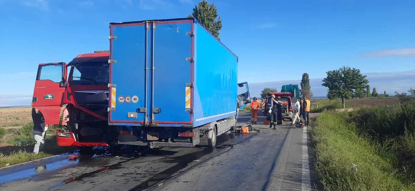 Accident cu trei autoutilitare implicate FOTO: IPJ Galați