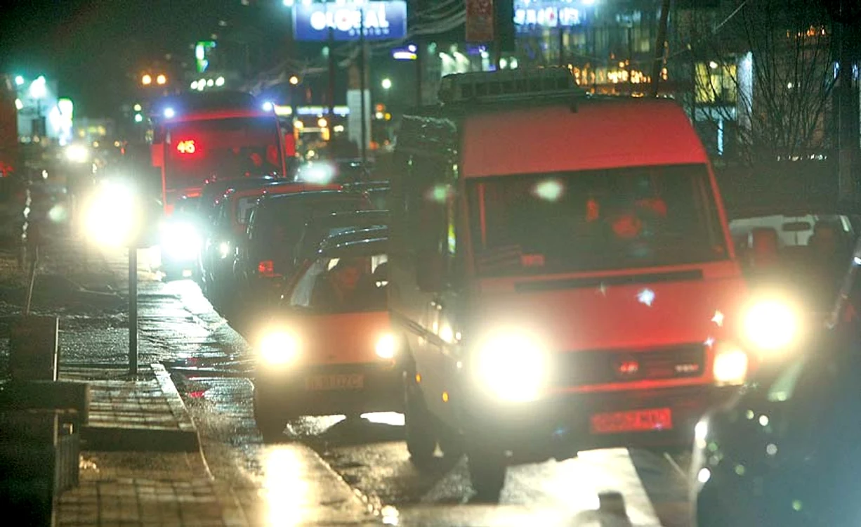 Bariera de pe strada Petricani  a rămas coborâtă mai bine  de două ore, în seara furtului (Fotografii: Sever Gheorghe)