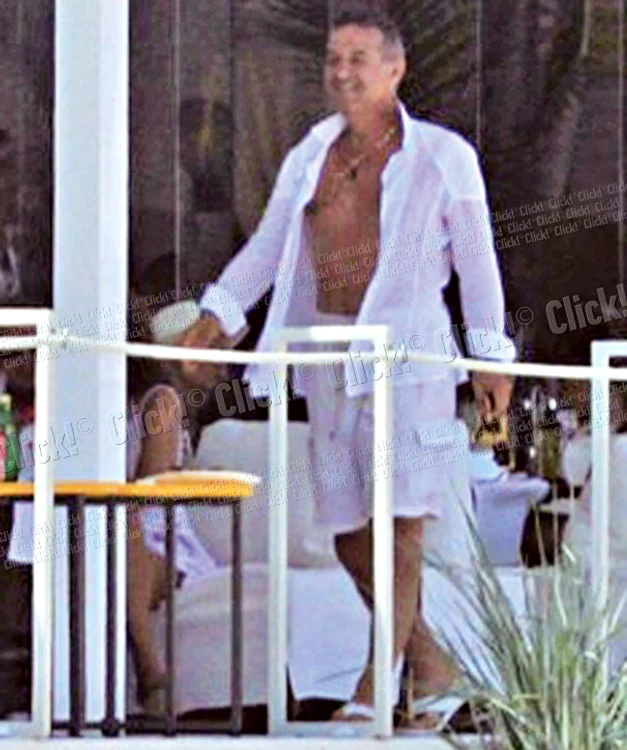 Gigi Becali, cu cămaşa descheiată