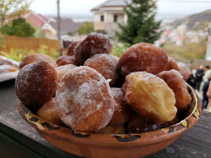 Gogoși pentru toată lumea, „din partea casei” FOTO: A.M. 