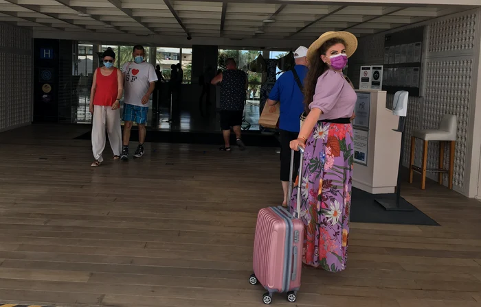 Obligativitatea purtării măștii în aer liber a fost ridicată sâmbătă, 26 iunie. Totuși, mulți continuă să o poarte