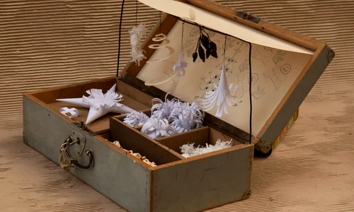 Pictorul Ștefan Câlția dăruiește Bradul Copilăriei pentru educația copiilor din medii defavorizate jpeg