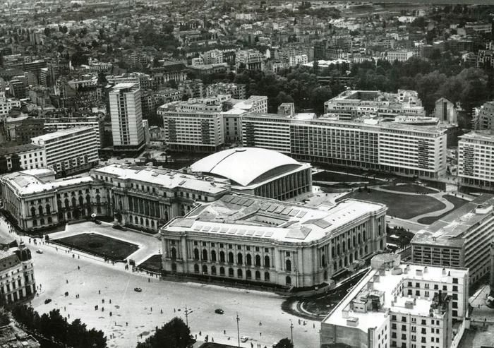 Sala Palatului, spate în spate cu Palatul Regal, transformat în anul 1950 în muzeu de artă