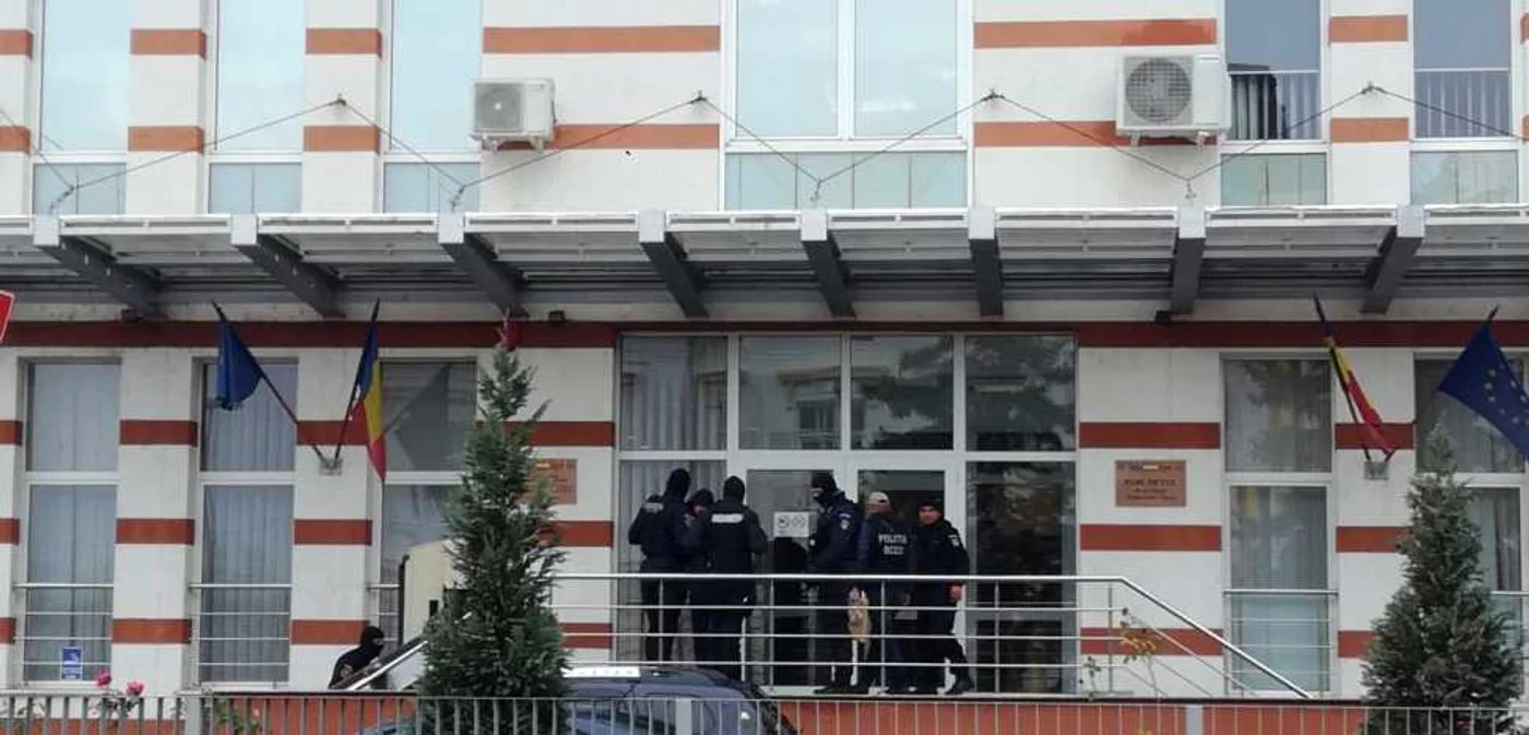 Parchetul de pe lângă Tribunalul Vâlcea, locul unde au fost aduşi zeci de suspecţi pentru spălare de bani, fraude informatice, împrumuturi cu acte false. din toată ţara, la audieri, Foto: Daciana Stoica