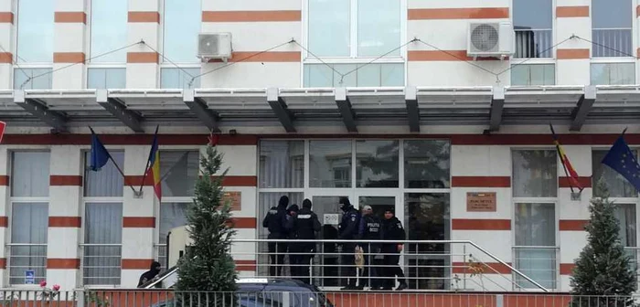 Parchetul de pe lângă Tribunalul Vâlcea, locul unde au fost aduşi zeci de suspecţi pentru spălare de bani, fraude informatice, împrumuturi cu acte false. din toată ţara, la audieri, Foto: Daciana Stoica