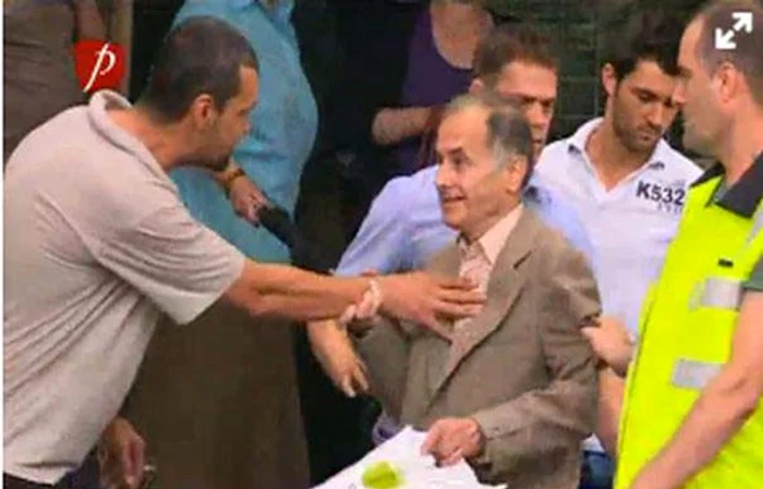 Când a fost săltat de poliţişti din garsoniera sa aflată în cartierul bucureştean Titan, a fost bruscat de vecinii furioşi