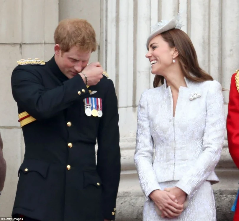 Prinţul Harry alături de cumnata sa, Ducesa de Cambridge Kate Middleton la parada militară de la Palatul Buckingham FOTO: Daily Mail