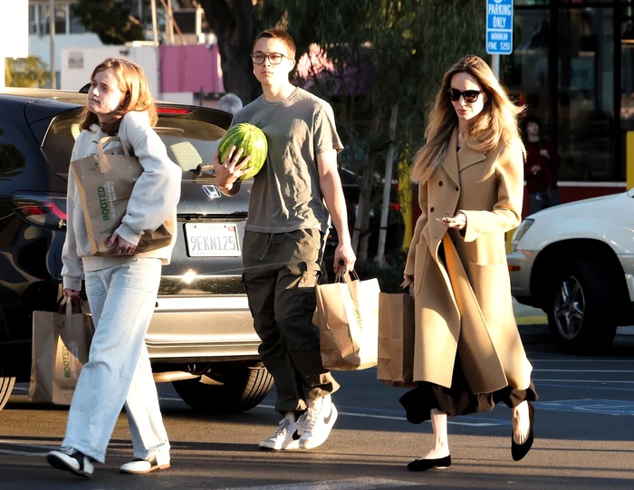 Vivienne și Knox Jolie-Pitt cară aproape toate cumpărăturile (Foto: Profimedia)