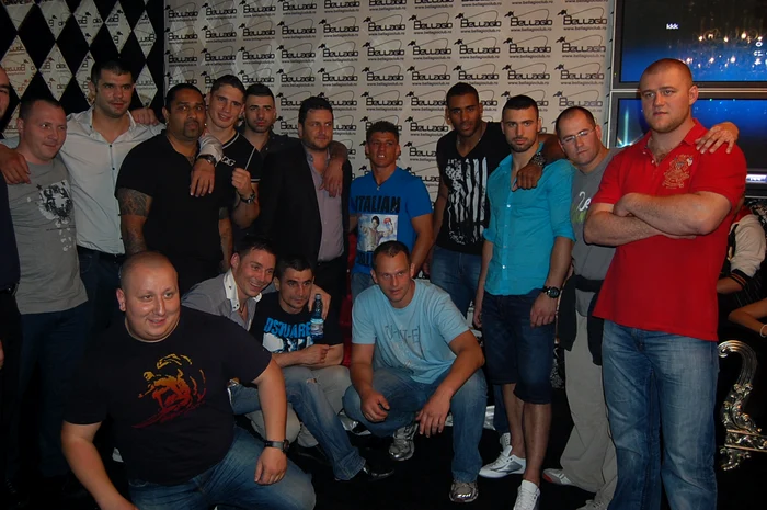 Luptătorii au petrecut în club până dimineaţă