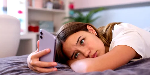 Presiune social media asupra adolescentilor - telefon - adolescent - depresie FOTO Shutterstock 