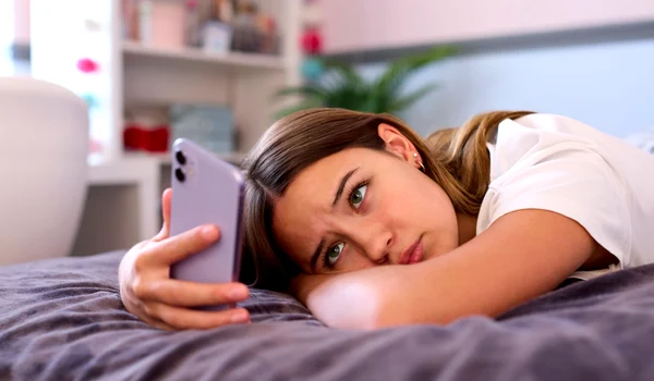 Presiune social media asupra adolescentilor - telefon - adolescent - depresie FOTO Shutterstock