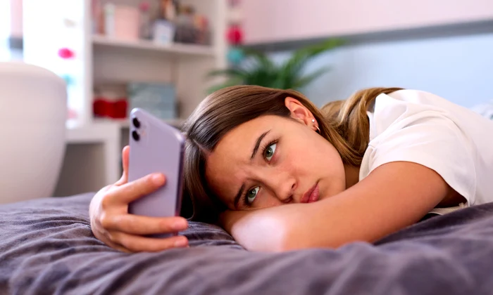 Presiune social media asupra adolescentilor - telefon - adolescent - depresie FOTO Shutterstock 