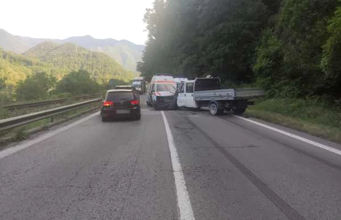 Trafic blocat total pe Valea Oltului, pe DN 7 / E 81, la Cornetu - Racoviţa, în Vâlcea: coliziune între un TIR, o ambulanţă şi un autoturism Foto Adevărul