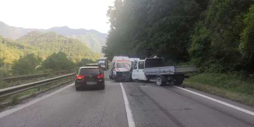 Trafic blocat total pe Valea Oltului - DN7-E81 - la Cornetu - Racoviţa în Vâlcea după o coliziune între un TIR_o ambulanţă_ şi un autoturism Foto Adevărul