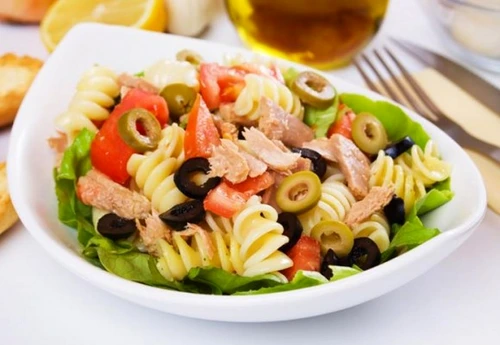 salata de ton cu paste si legume jpeg