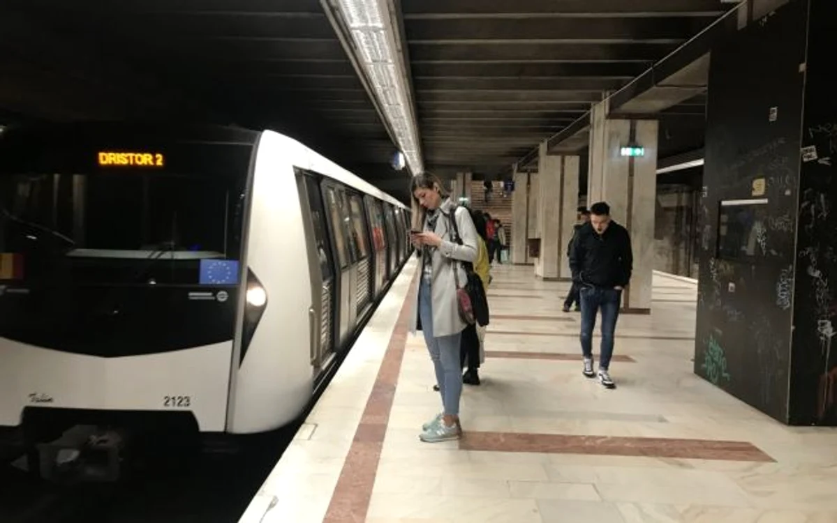 Coronavirus în Bucureşti străzi goale metrou cozi la alimente