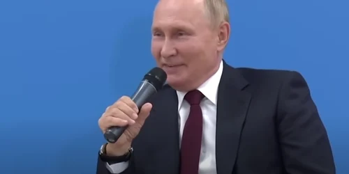 Vladimir Putin glumește cu elevii supradotați din Kaliningrad FOTO Captură The Sun