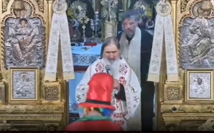 Clovnul s-a oprit în fața ÎPS Teodosie. FOTO captură YouTube Radio Dobrogea - Arh. Tomisului