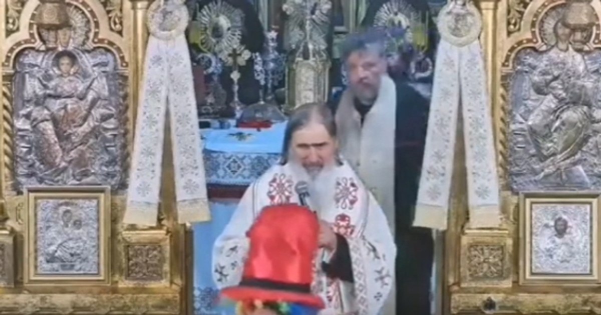 Incident în timpul unei slujbe oficiate de ÎPS Teodosie. Un clovn a ieșit din mulțime și a mers în genunchi. Reacția arhiepiscopului