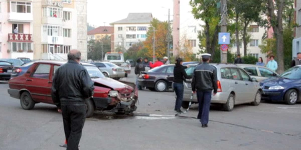 Ambele maşini implicate în prima coliziune au avut nevoie de remorcare