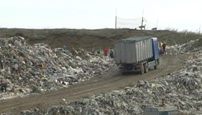 Maşinile au depozitat şi azi gunoi la Haret