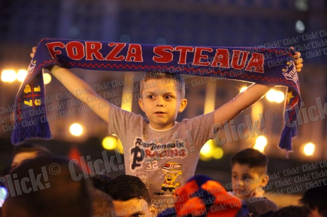 Suporterii stelişti au sărbătorit în Piaţa Constituţiei
