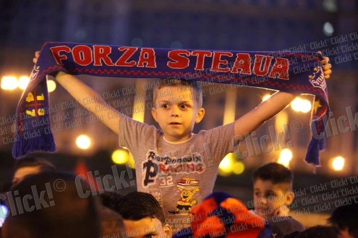 Suporterii stelişti au sărbătorit în Piaţa Constituţiei