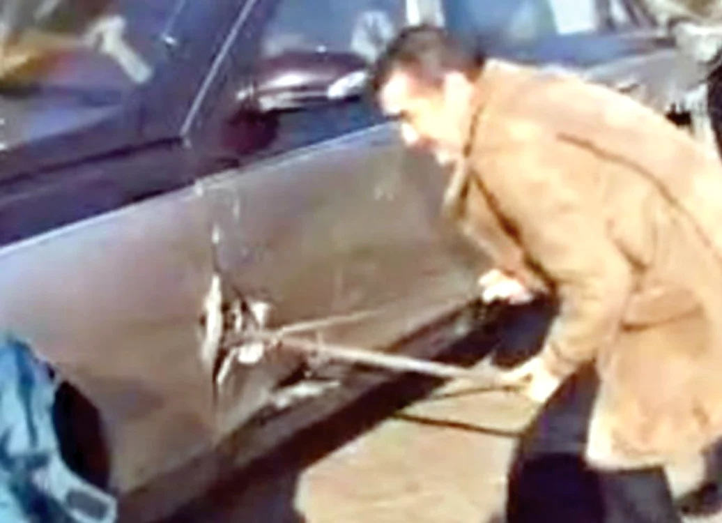 În 2006, Becali şi-a  reparat maşina de  lux cu o rangă