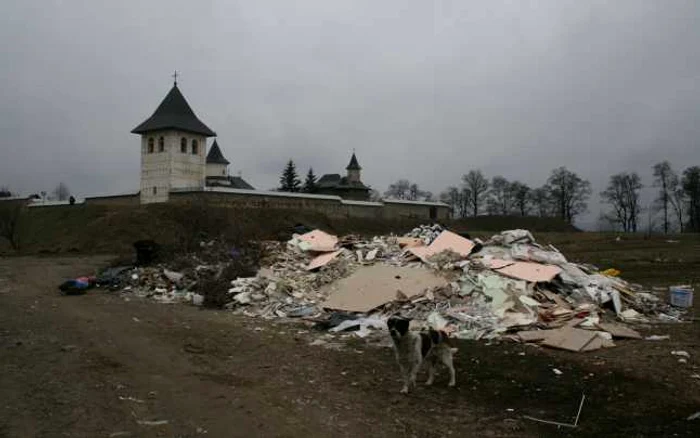 Gunoiul a fost aruncat la doi paşi de monumentul istoric Mănăstirea Zamca. Foto: Sandrinio Neagu