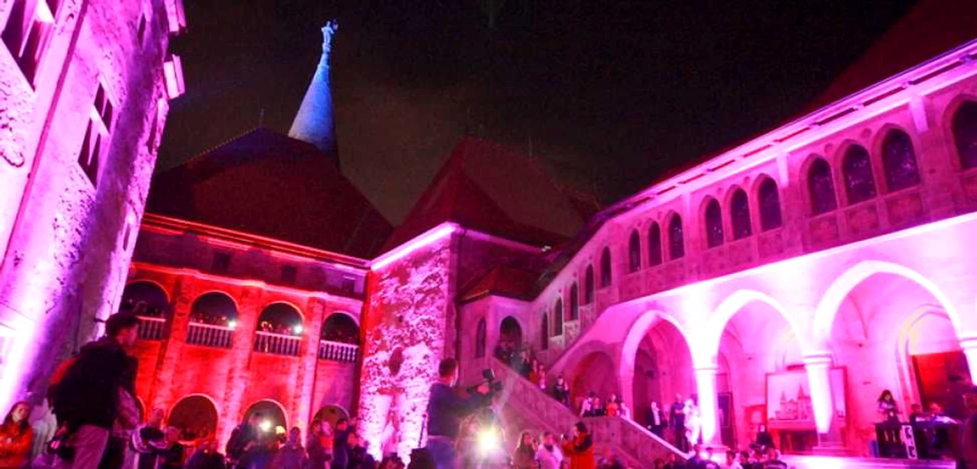 În curtea interioară a Castelului Corvinilor se vor filma scene din DragonHeart 4. FOTO: Daniel Guţă.