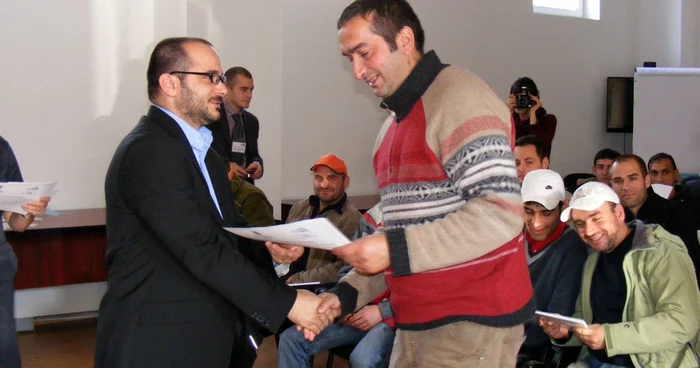 Ioan Cătărambă a primit diploma de absolvent al cursului de zidar-pietrar
