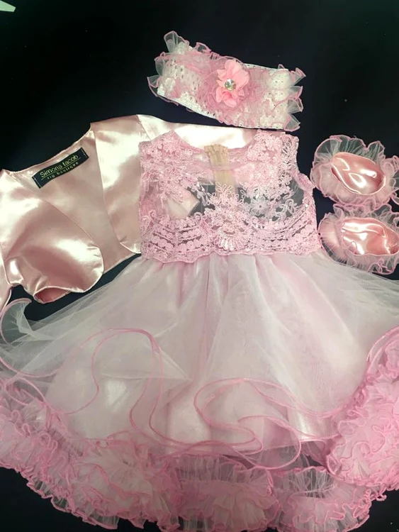 Micuţa va îmbrăca o rochie roz de prinţesă