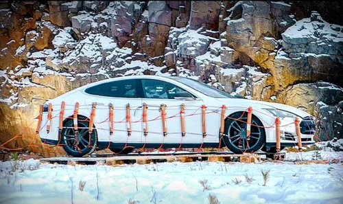 Maşina Tesla a fost aruncată în aer