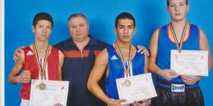 Boxerii medaliaţi, alături de antrenorul Nicolae Paştiu