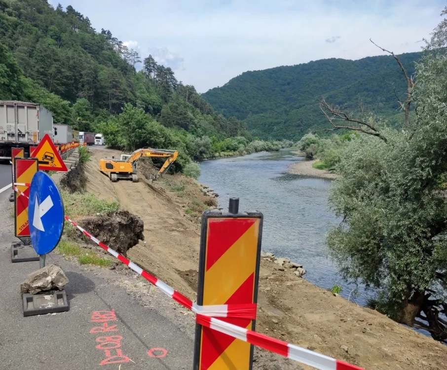 Pe DN 7 au loc lucrări și din acest motiv circulația este greoaie. Foto: Click.