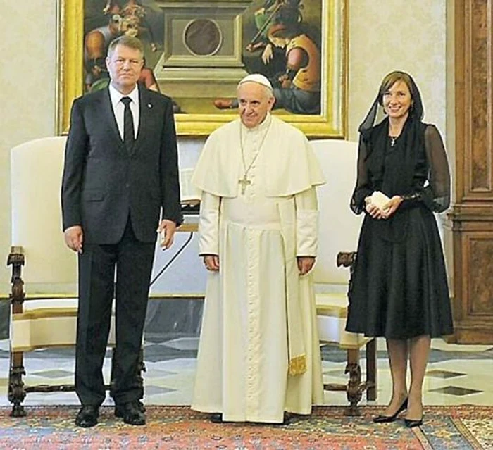 Carmen Iohannis a purtat o rochie cu mâneci transparente la întâlnirea cu Papa Francisc