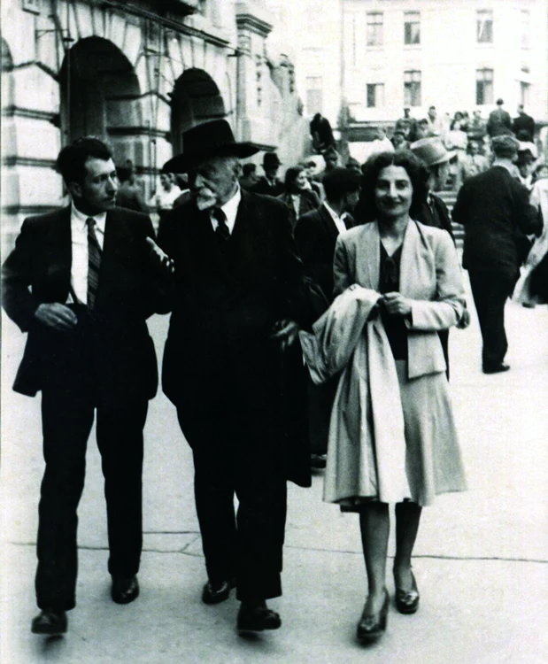 La Bucureşti, în mai 1941, împreună cu unul din cei trei fii, Andrei, şi cu soţia acestuia, Angela