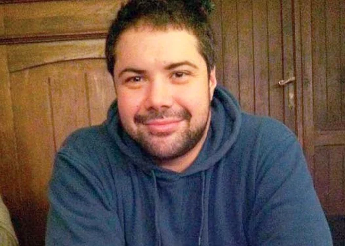 
    Prietenii au aprins lumânări lângă fotografia lui Andrei  