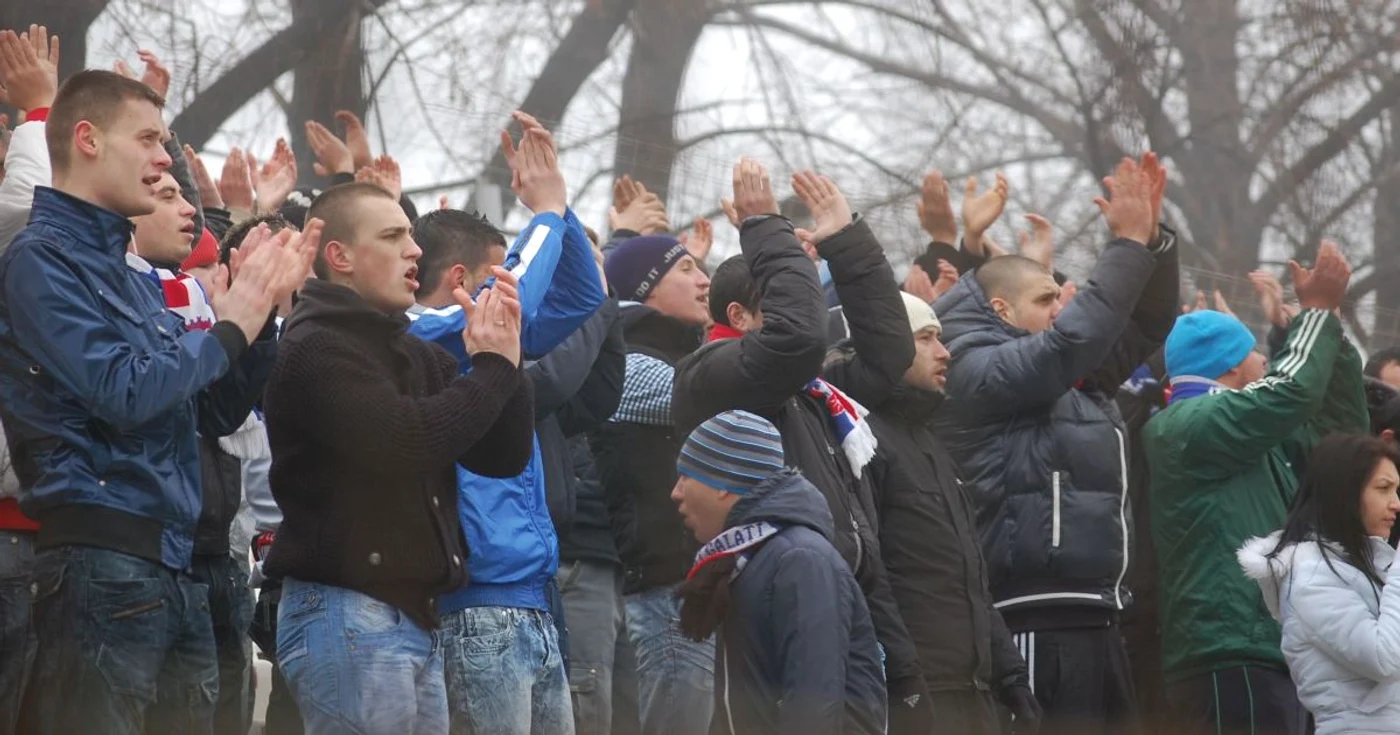 Suporterii oţelari şi deţinuţii au pus mâna pe lopată pentru echipă