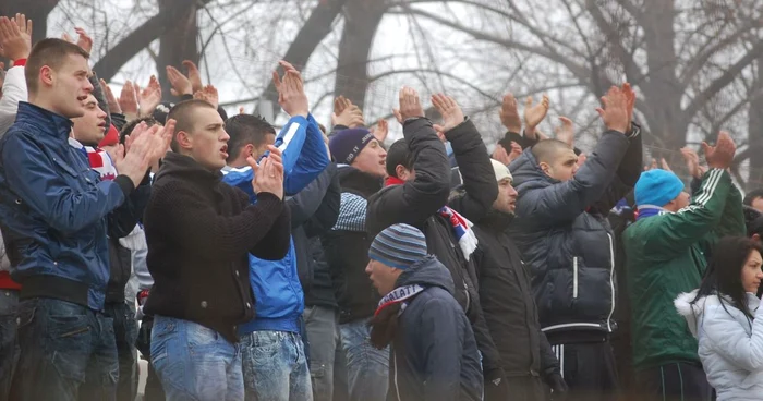 Suporterii oţelari şi deţinuţii au pus mâna pe lopată pentru echipă